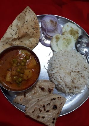 A picture of Aloo matar gravy with jeera rice.