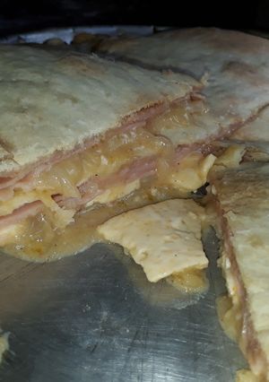 Una foto de Tarta de jamón y queso con crema de cebolla