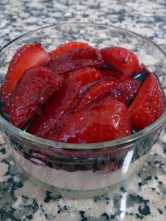 Una foto de Fresas con crema de mascarpone y sirope de vino tinto
