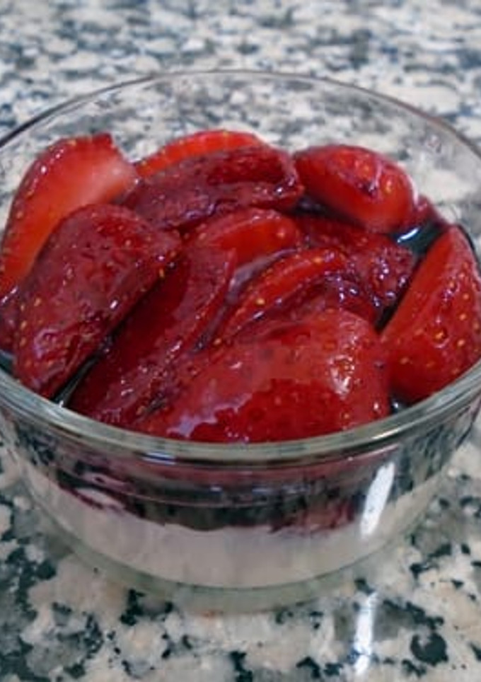 Una foto de Fresas con crema de mascarpone y sirope de vino tinto