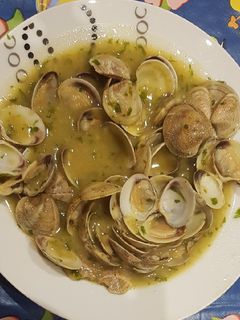 Una foto de Chirlas o almejas en salsa