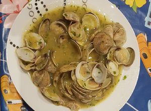 Una foto de Chirlas o almejas en salsa