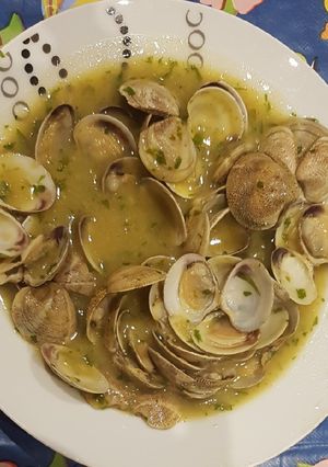 Una foto de Chirlas o almejas en salsa