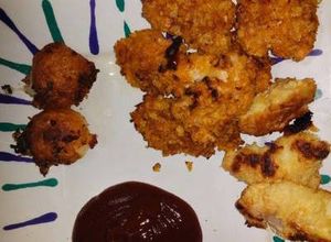 Una foto de Coditos de pollo doritos con bombas de papa rellenas