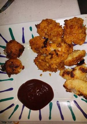 Una foto de Coditos de pollo doritos con bombas de papa rellenas