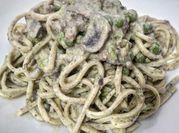 Una foto di tagliolini e salsiccia