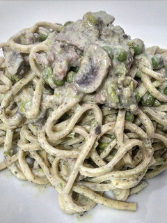 Foto di Tagliolini al Tartufo con funghi, piselli e salsiccia