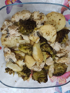 Una foto de Merluza al horno en bolsita con brócoli 🥦