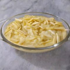A picture of Pastry Halwa (Bread Halwa).
