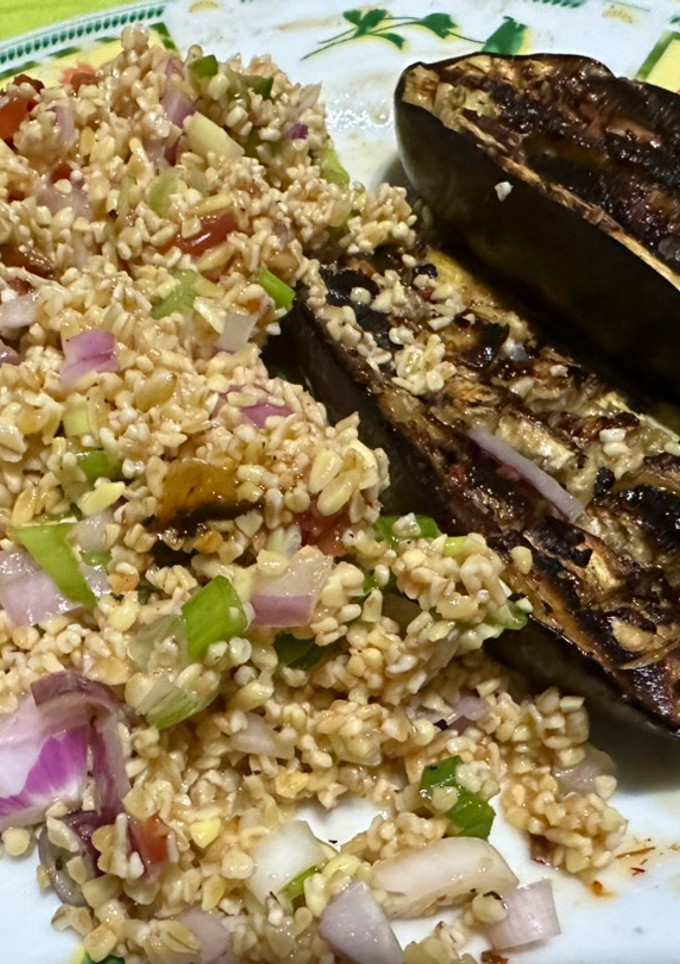 Una foto de Trigo sarraceno con verduras grilladas