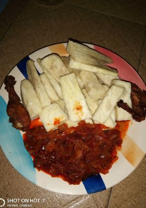 A picture of Boiled yam and sauce.