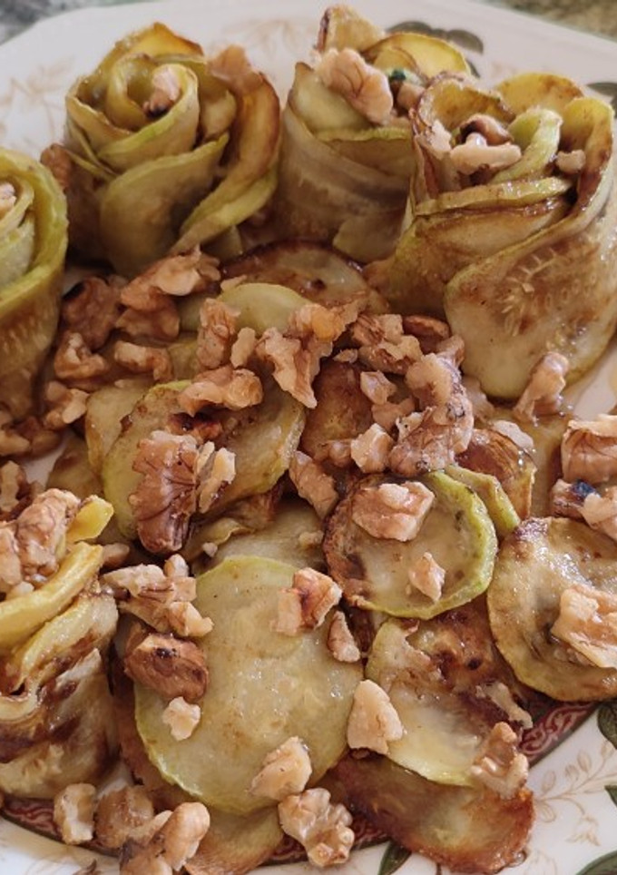 Una foto de 💚 Flores de calabacín con miel y nueces