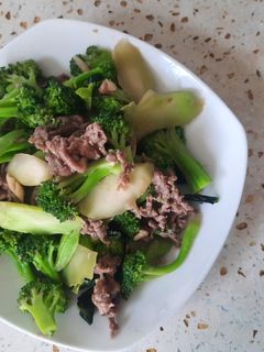 Hình của món Thịt bò xào súp lơ xanh.