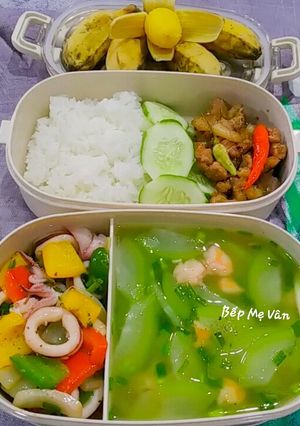 Hình của món Hộp Cơm Vui Vẻ 4: (Thịt kho mắm ruốc sả, mực xào ớt...).