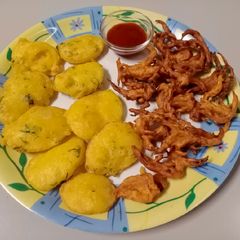 A picture of Potato and onion fritters.