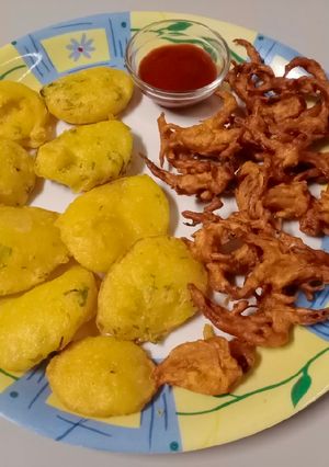 A picture of Potato and onion fritters.