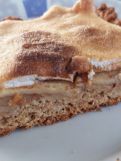 Una foto de Tarta integral de manzanas y merengue