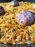 Arroz con pelota y caldo de cocido en paella