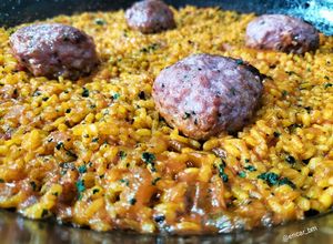 Una foto de Arroz con pelota y caldo de cocido en paella