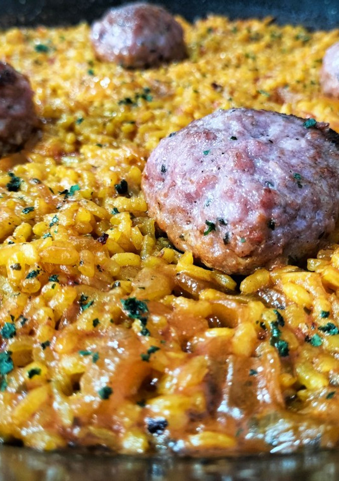 Una foto de Arroz con pelota y caldo de cocido en paella