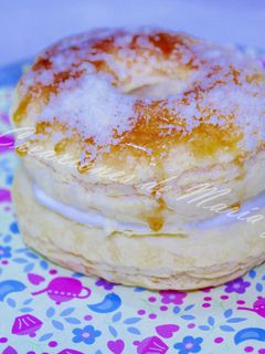 Una foto de Roscón de reyes de hojaldre