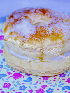 Una foto de Roscón de reyes de hojaldre