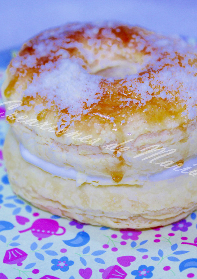 Una foto de Roscón de reyes de hojaldre
