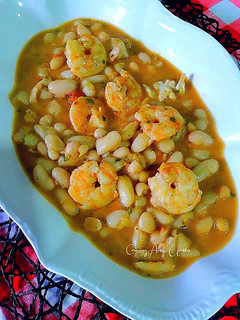 Una foto de Alubias blancas con cigalitas, langostinos y gambas
