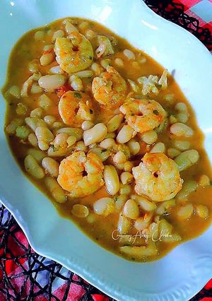 Una foto de Alubias blancas con cigalitas, langostinos y gambas