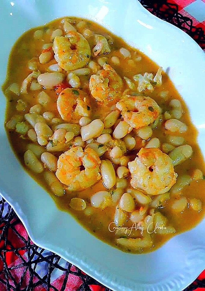 Una foto de Alubias blancas con cigalitas, langostinos y gambas