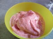 Una foto di gelato alla fragola