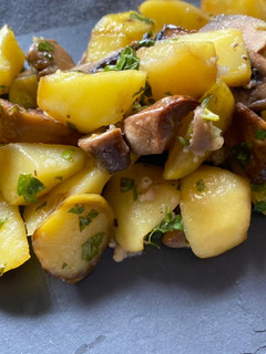 Una foto de Patatas al horno con champiñones