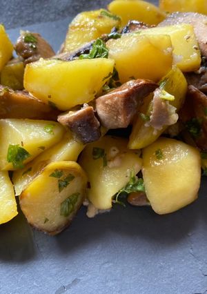 Una foto de Patatas al horno con champiñones