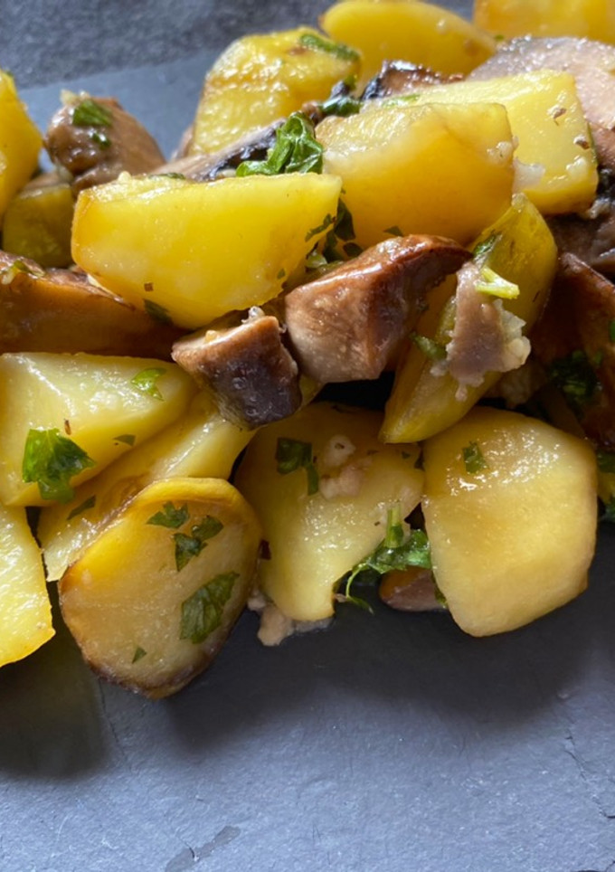 Una foto de Patatas al horno con champiñones