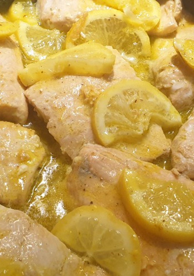 Una foto de Salmón salvaje en salsa de limón y mostaza