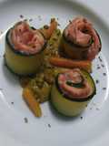 Popietas de salmón y calabacín con salsa de guisantes