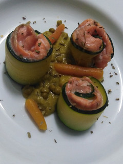 Una foto de Popietas de salmón y calabacín con salsa de guisantes