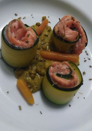Una foto de Popietas de salmón y calabacín con salsa de guisantes