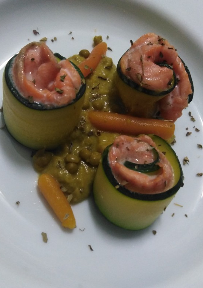 Una foto de Popietas de salmón y calabacín con salsa de guisantes