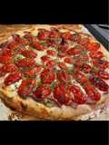 Tarte salée aux tomates, courgette, salami, mozzarella et brie de Meaux