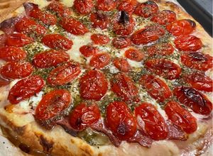 Une photo de Tarte salée aux tomates, courgette, salami, mozzarella et brie de Meaux