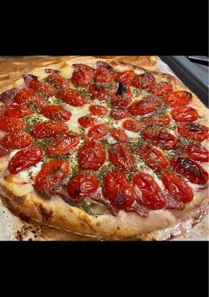 Une photo de Tarte salée aux tomates, courgette, salami, mozzarella et brie de Meaux