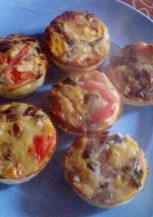 Una foto de Muffins de hongos, tomate, pollo y choclo