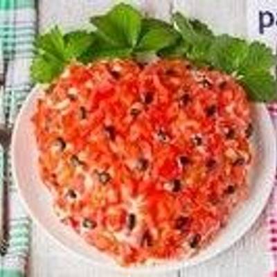 Салат «Клубничка» с курицей и помидорами – пошаговый рецепт с фото