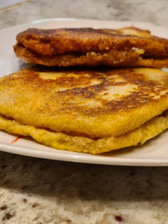 Una foto de Sándwich de lacón y queso empanado