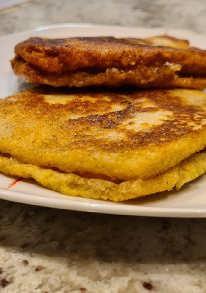 Una foto de Sándwich de lacón y queso empanado