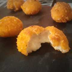 Una foto de Croquetas cremosas de puerro y bacalao