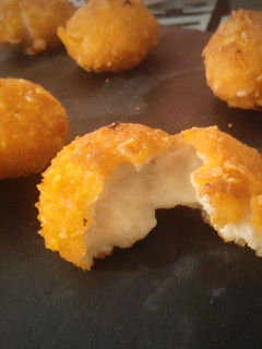 Una foto de Croquetas cremosas de puerro y bacalao