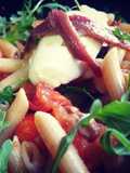 Pasta con cherry, Rucula, Mozarella y Anchoas