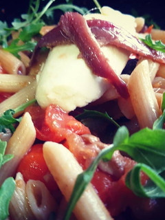Foto principal de Pasta con cherry, Rucula, Mozarella y Anchoas